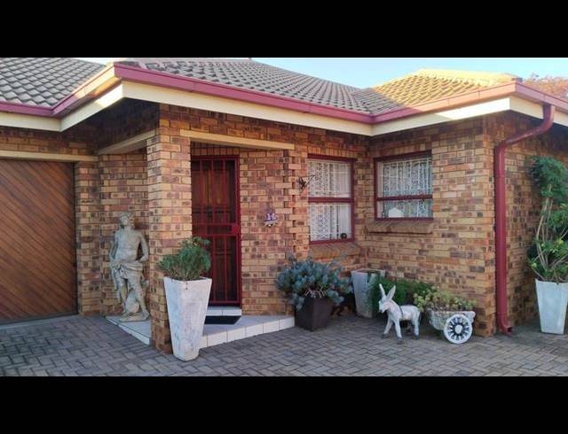 3 BEDROOM TOWNHOUSE FOR SALE IN VANDERBIJLPARK SE 2